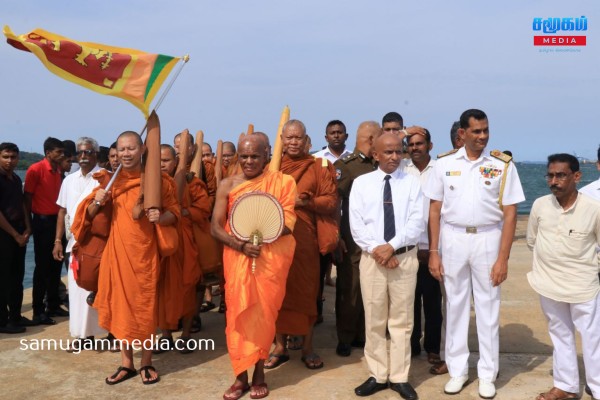 தாய்லாந்து பிக்குகள் இயந்திரப்படகுகள் மூலம் திருகோணமலையில் ! samugammedia 